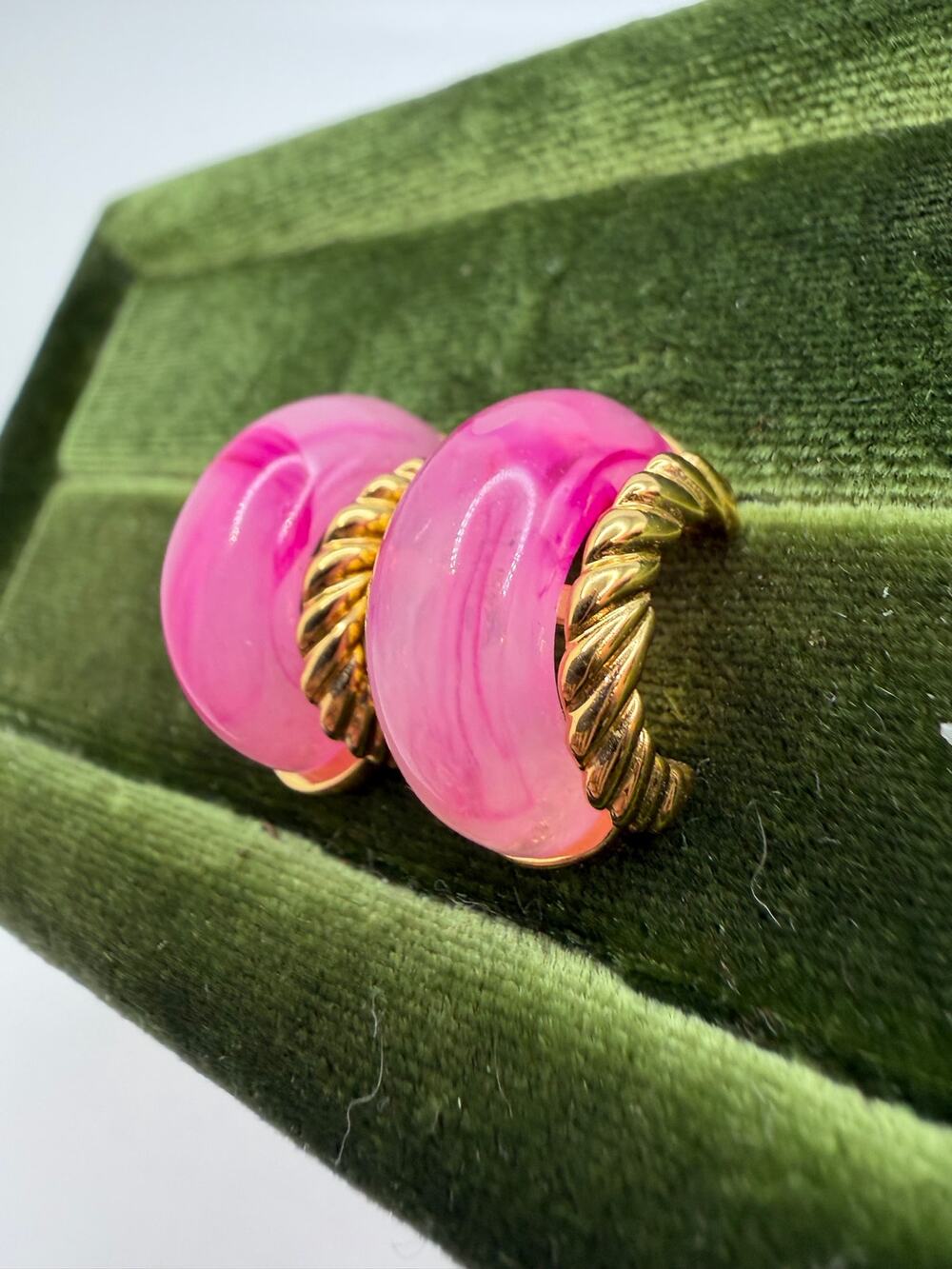 vintage-style gold huggie hoop earring pink Kenneth Jay Lane (KJL)